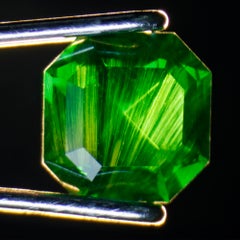 0,65 ct Granato demantoide intenso con inclusione di equiseto, taglio quadrato, dalla Russia