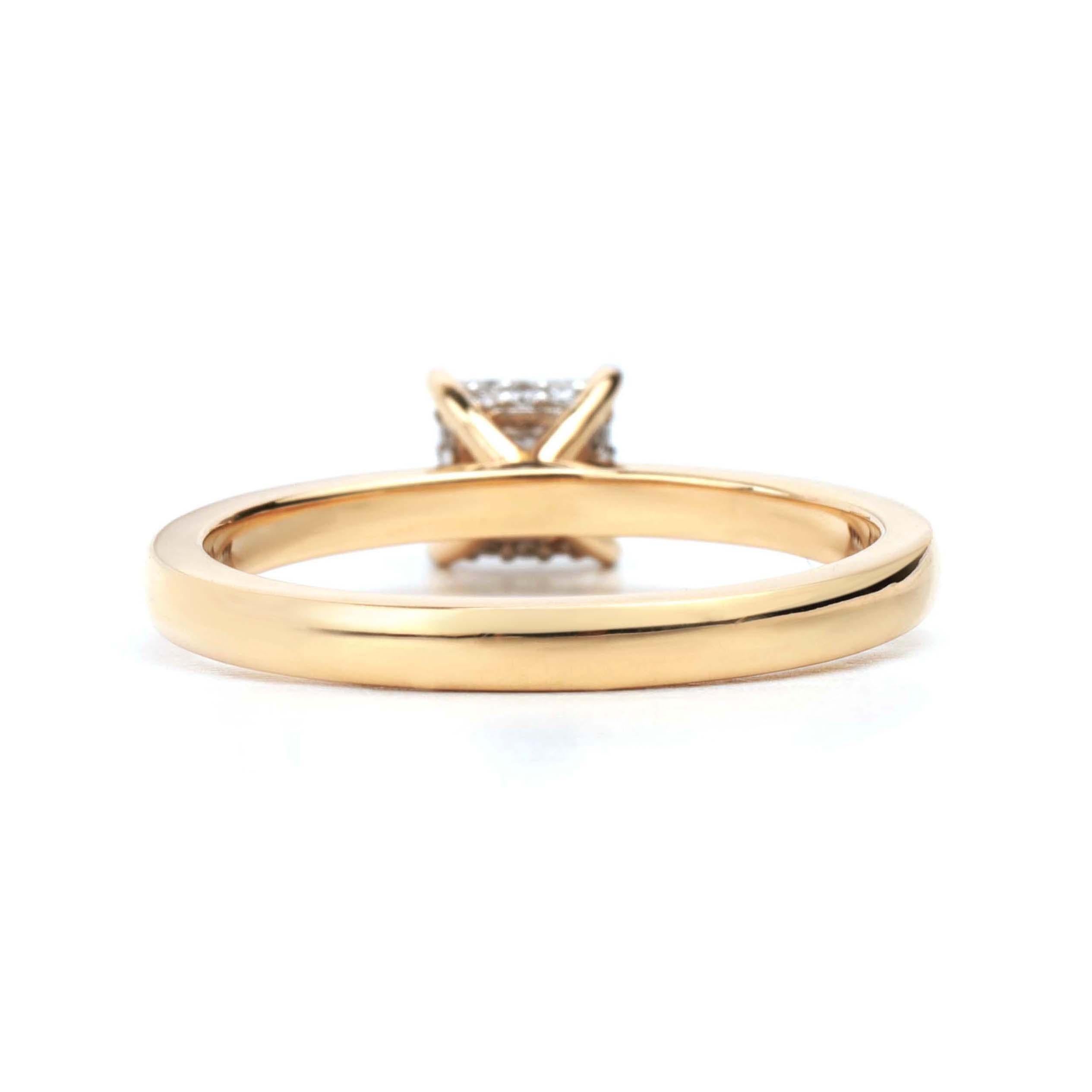 GIA Report Certified 0.65 TCW G VS Princess Cut Diamond Solitaire Engagement Ring

Disponible en or blanc 18k.

Le même design peut être réalisé avec d'autres pierres précieuses sur demande.

Détails du produit :

- Or massif

- Pierre centrale de