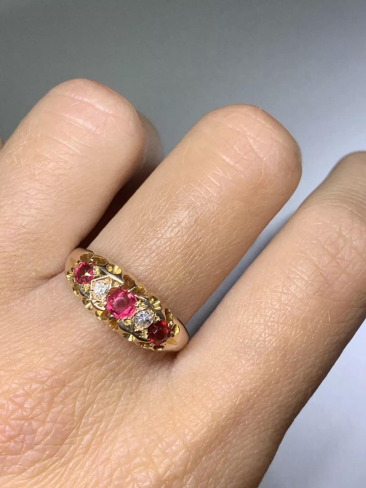Taille ronde Belle bague vintage en or jaune et rose 9 carats avec rubis et diamants de 0,65 carat en vente
