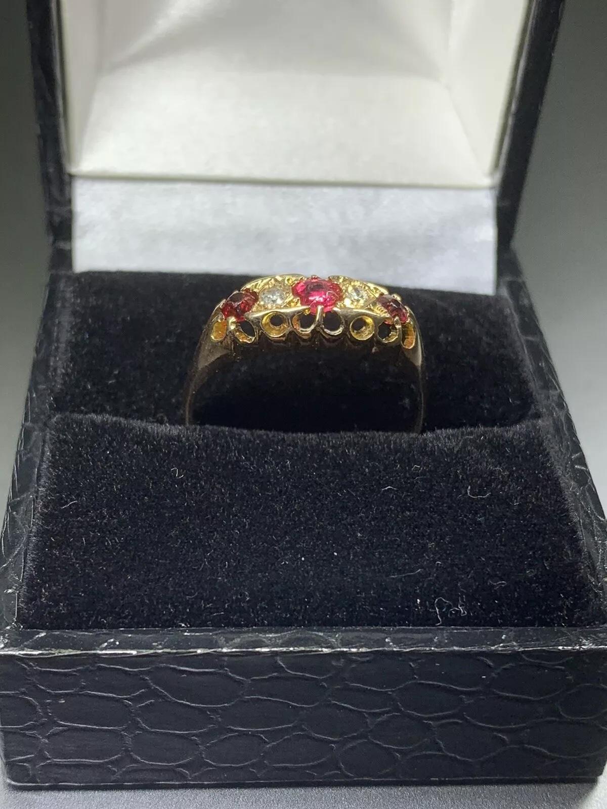 Belle bague vintage en or jaune et rose 9 carats avec rubis et diamants de 0,65 carat Neuf - En vente à London, GB