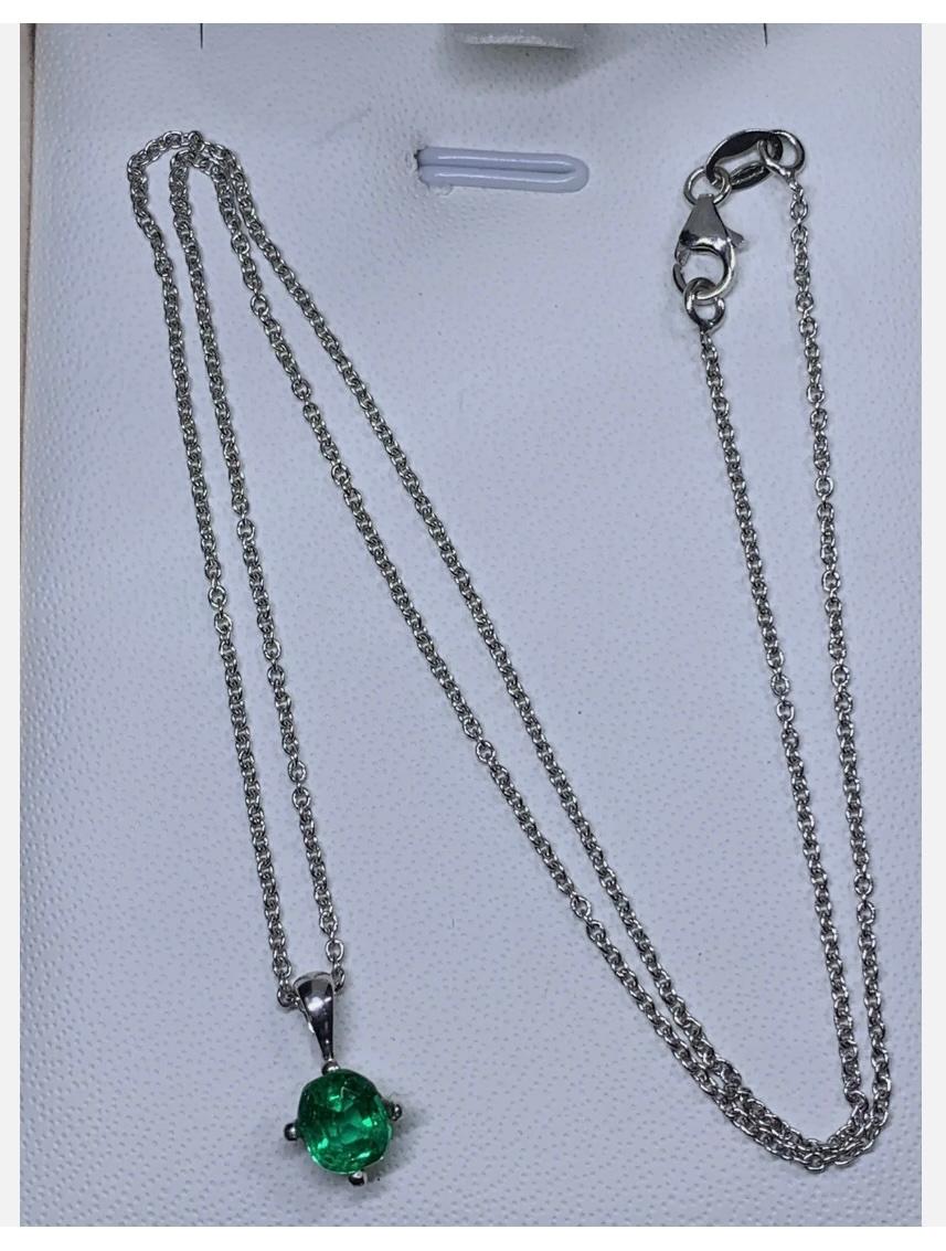 Moderne Collier à pendentif solitaire en or blanc 18ct avec émeraude colombienne de 0,65ct en vente