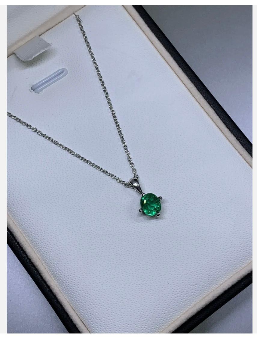 Taille émeraude Collier à pendentif solitaire en or blanc 18ct avec émeraude colombienne de 0,65ct en vente