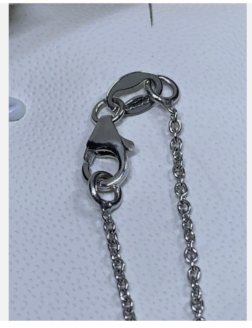 Collier à pendentif solitaire en or blanc 18ct avec émeraude colombienne de 0,65ct Neuf - En vente à London, GB