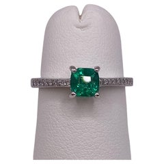 0,65 Karat Smaragd im Kissenschliff & runder kleiner Diamantring aus 14KT Weißgold