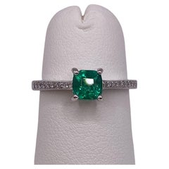 Esmeralda en cojín de 0,65 ct y Pequeño anillo de diamantes redondos en oro blanco de 14 quilates