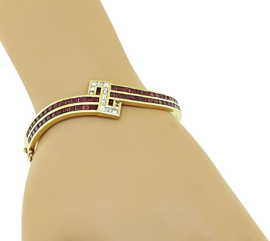 Voici un fabuleux bracelet en or jaune 14 carats. Le bracelet est serti de diamants et de rubis de taille baguette étincelants qui pèsent respectivement environ 0,65ct et 3,50ct. La couleur des diamants est F-G et la pureté VS. Le bracelet mesure 17