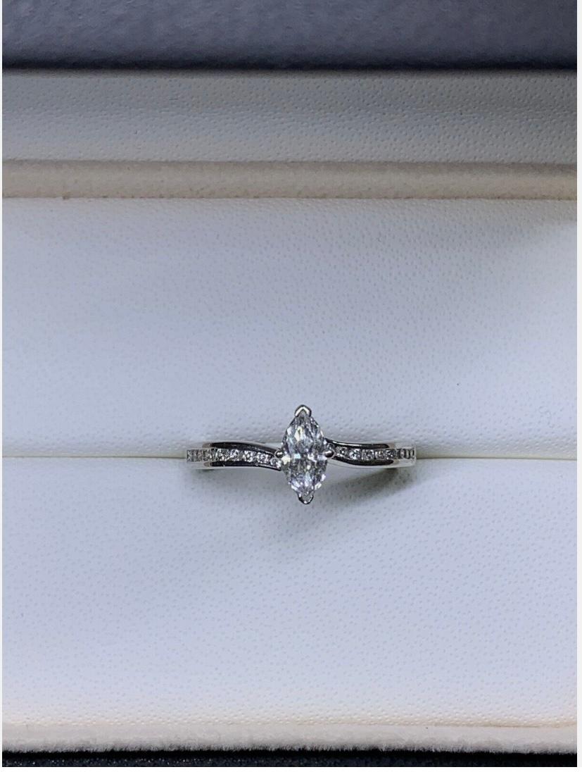 0,65 ct Diamante marquesa grueso anillo de compromiso solitario 18 ct oro blanco
Anillo de compromiso de diamantes marquesa de 0,65 ct con banda de diamantes en oro de 18k.

Gran anillo solitario de diamante marquesa.

Peso total del diamante 0,65