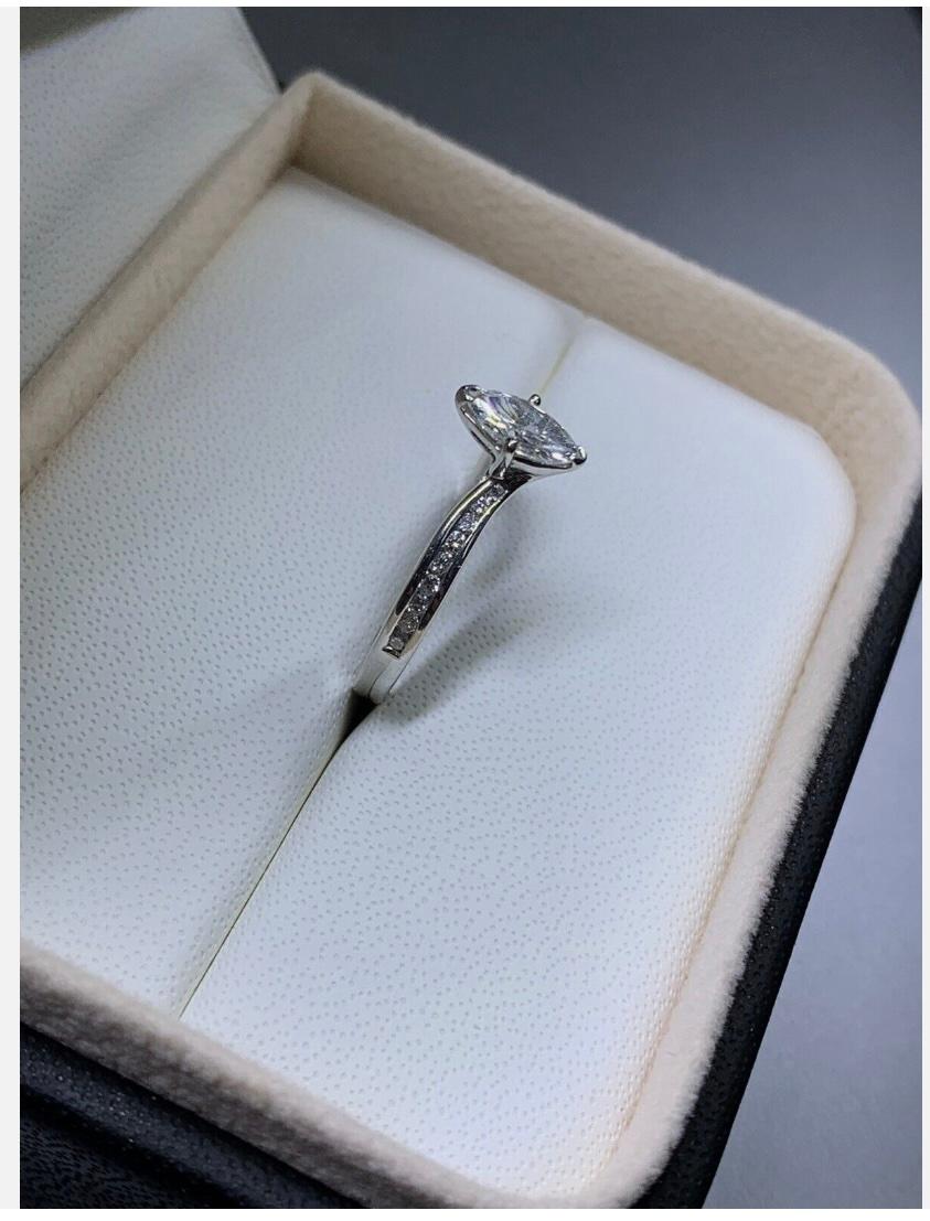 0,65 ct Diamante marquesa grueso anillo de compromiso solitario 18 ct oro blanco en Nuevo estado para la venta en London, GB
