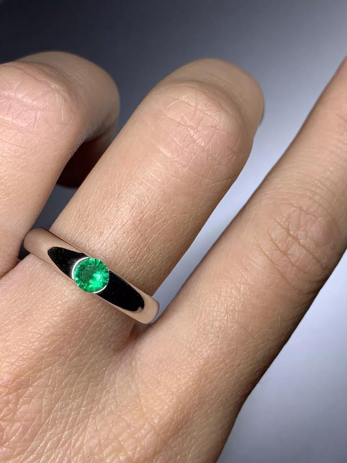 Bague de mariage vert émeraude de 0,65 carat en or blanc 18 carats.

Emeraude verte naturelle de Colombie, couleur vive, non traitée, clarté limpide, en or blanc 18k

Poinçonné

La bague peut être redimensionnée

Boîte et évaluation incluses

Anneau