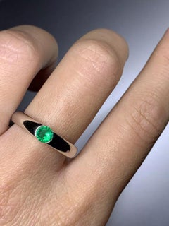 0.65ct Emerald green wedding ring in 18k white gold.
