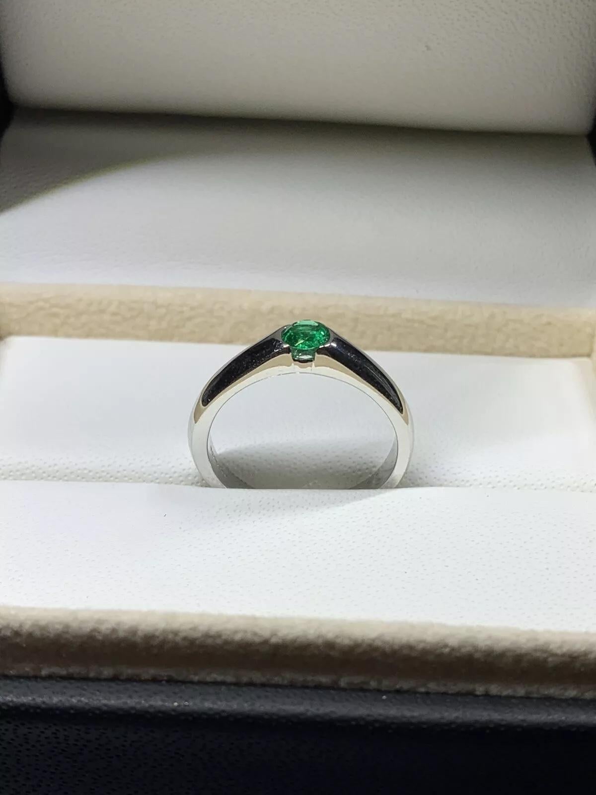 Taille ronde Bague de mariage vert émeraude de 0,65 carat en or blanc 18 carats. en vente