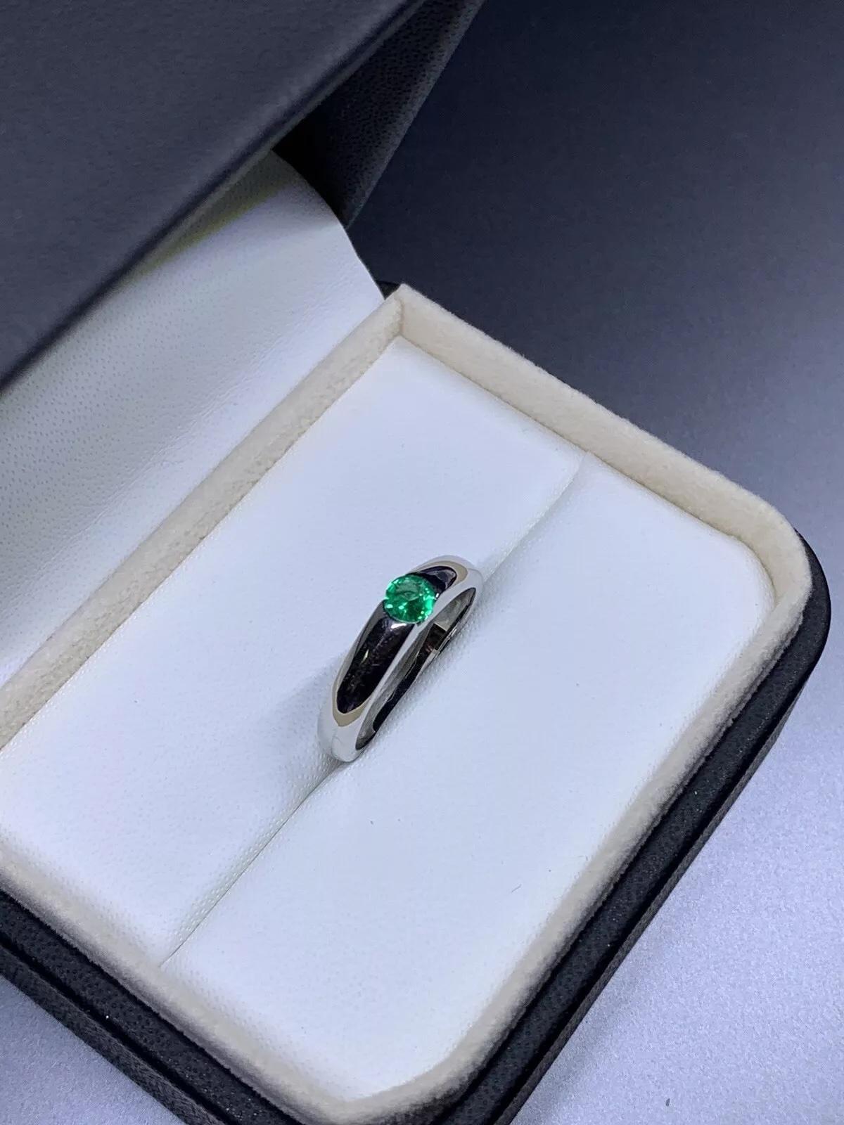 Bague de mariage vert émeraude de 0,65 carat en or blanc 18 carats. Unisexe en vente