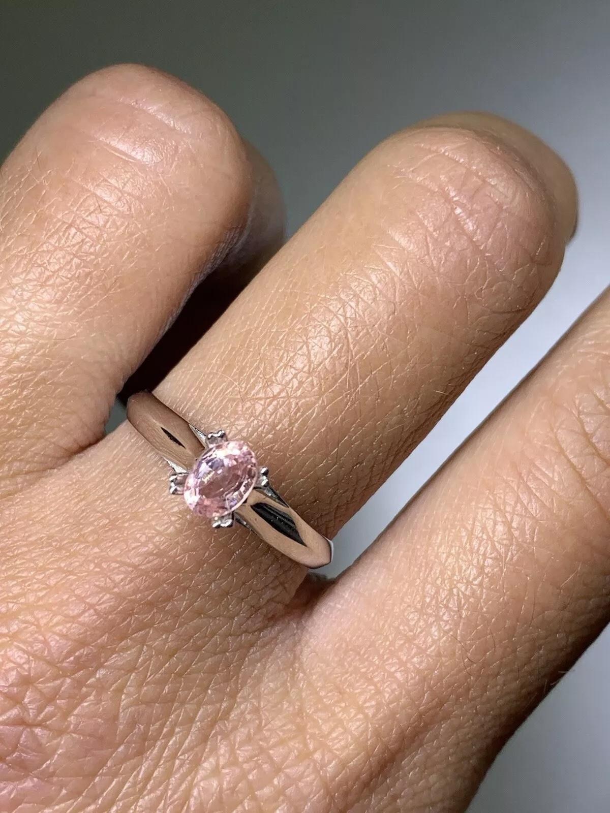 Questo splendido anello di fidanzamento è la scelta perfetta per chi cerca un gioiello unico e su misura. Realizzato in oro bianco 18 ct, questo anello presenta un bellissimo solitario di forma ovale con uno splendido zaffiro color pesca come pietra