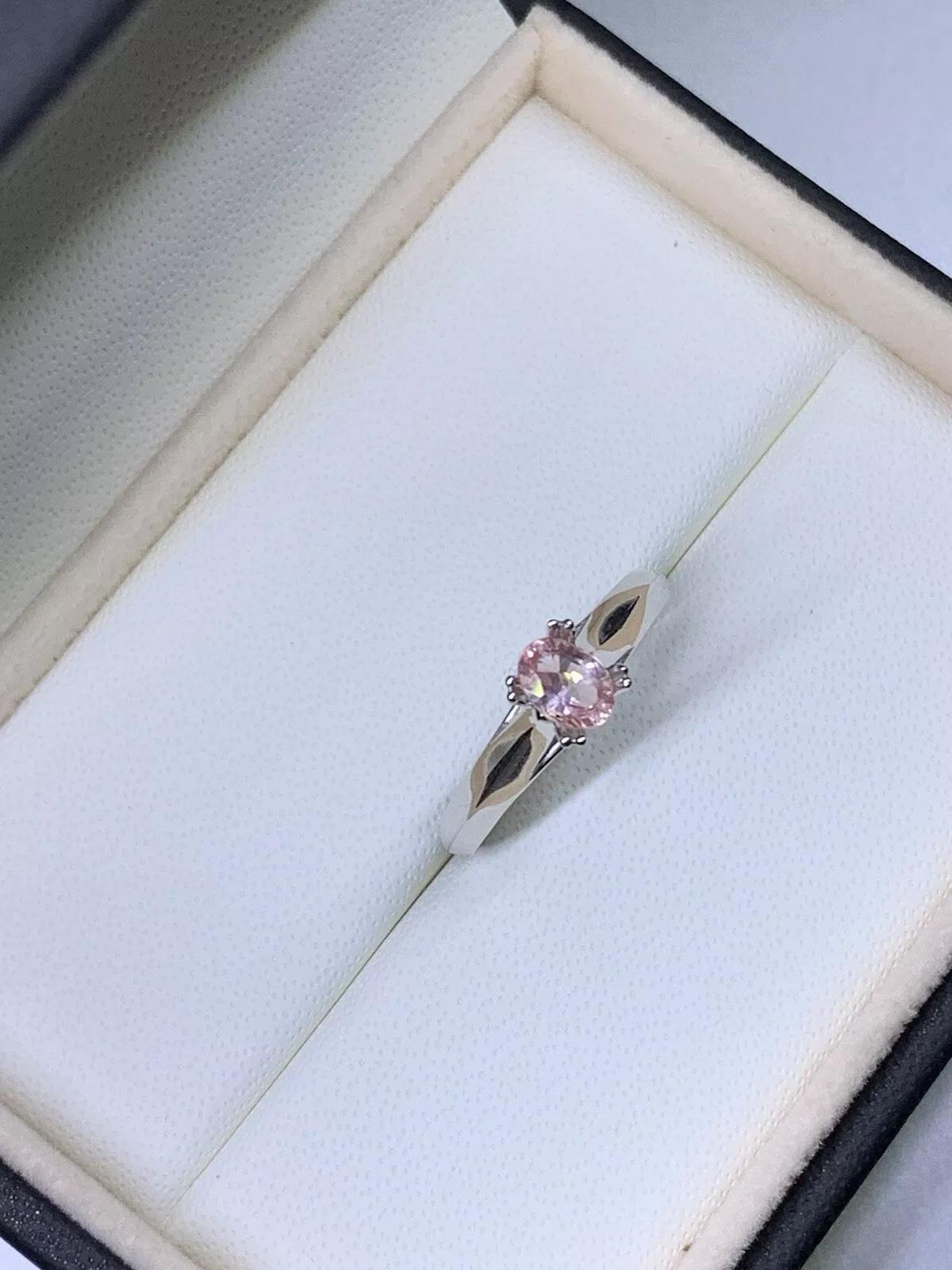 Taglio ovale Anello di fidanzamento solitario a forma ovale con zaffiro color pesca da 0,65 carati in oro bianco 18 carati in vendita