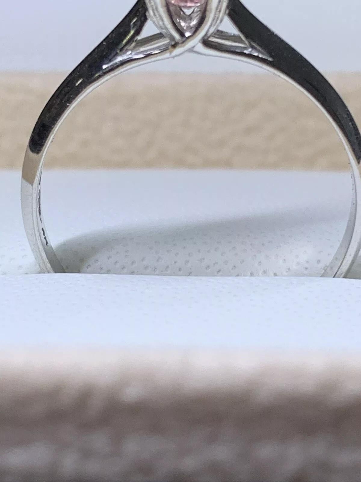Anello di fidanzamento solitario a forma ovale con zaffiro color pesca da 0,65 carati in oro bianco 18 carati In condizioni Nuovo in vendita a London, GB