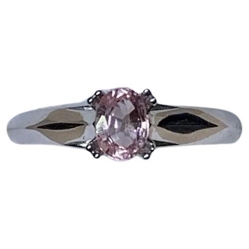0,65 ct Zafiro melocotón de forma ovalada Anillo de compromiso solitario Oro blanco 18 ct