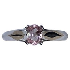 0,65 ct Zafiro melocotón de forma ovalada Anillo de compromiso solitario Oro blanco 18 ct