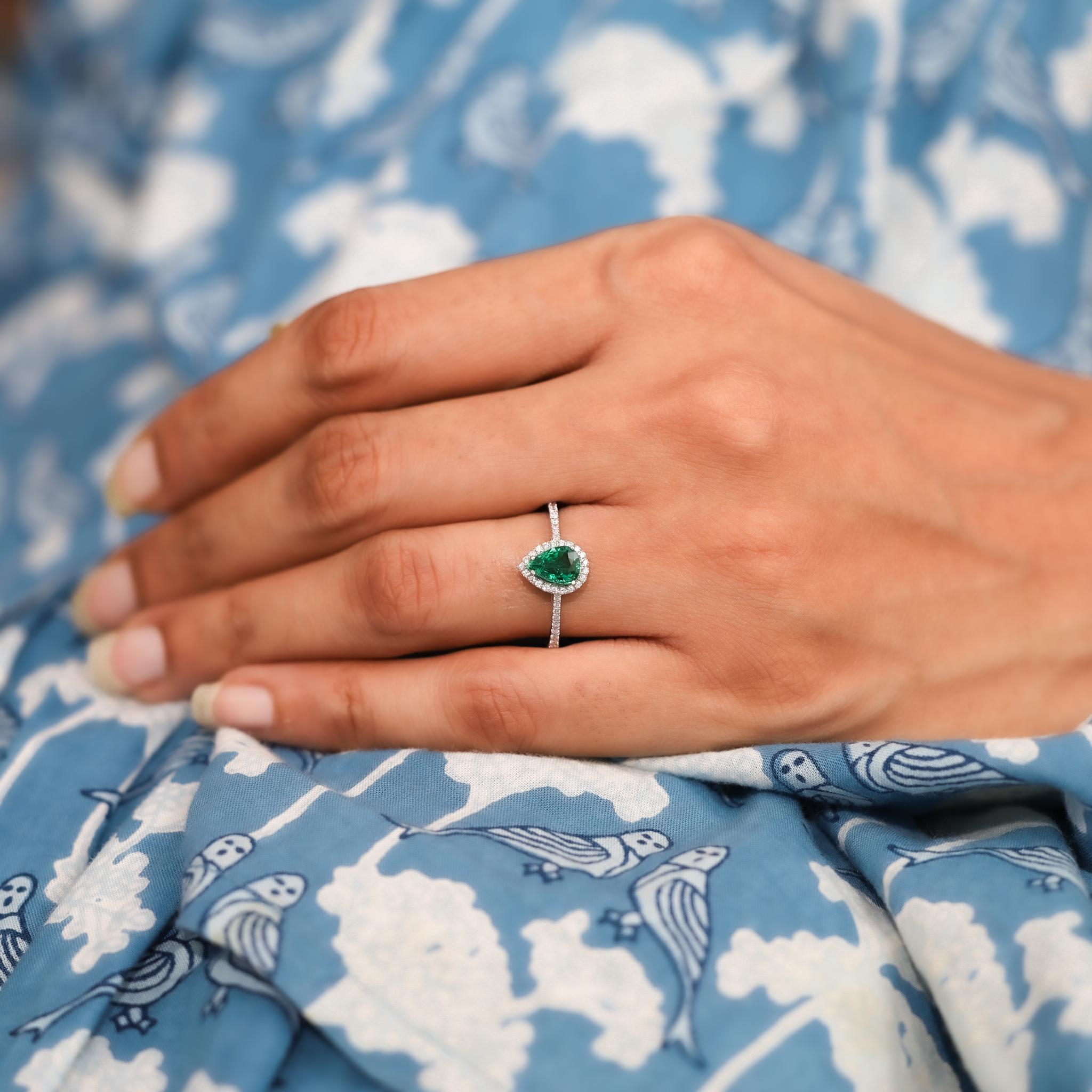 Anillo de compromiso con halo de esmeralda pera de 0,65 ct en oro blanco de 18 quilates con detalles de diamantes en venta 4
