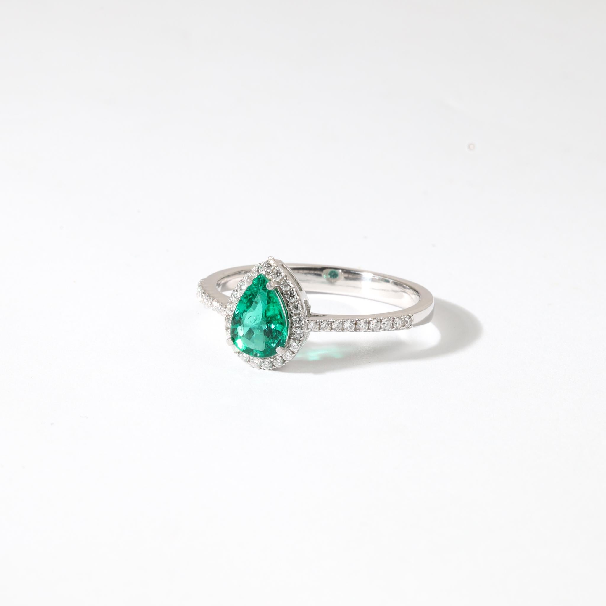 Descripción del producto:
La elegancia atemporal se une a un color cautivador en este refinado Anillo de Compromiso Halo, centrado alrededor de una exuberante esmeralda natural talla pera de 0,65 ct, una gema apreciada por su profundo tono verde y