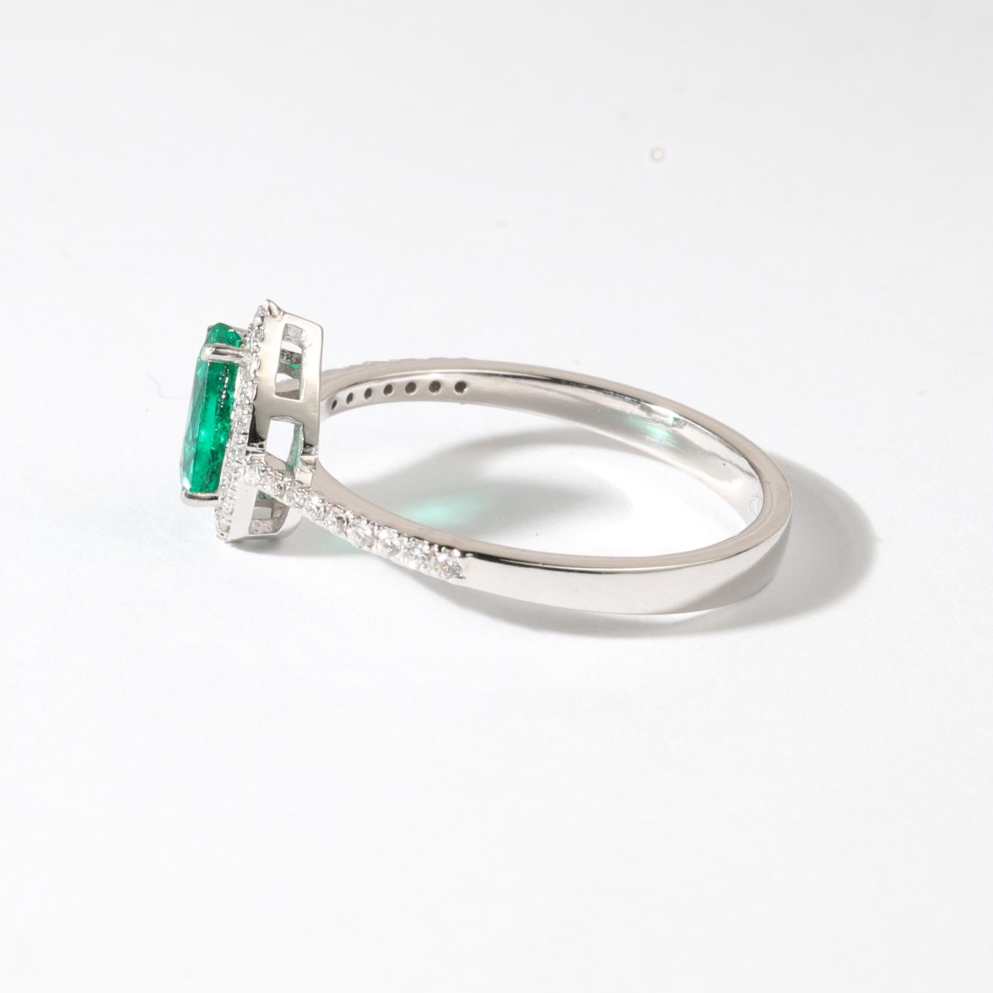 Anillo de compromiso con halo de esmeralda pera de 0,65 ct en oro blanco de 18 quilates con detalles de diamantes Art Decó en venta
