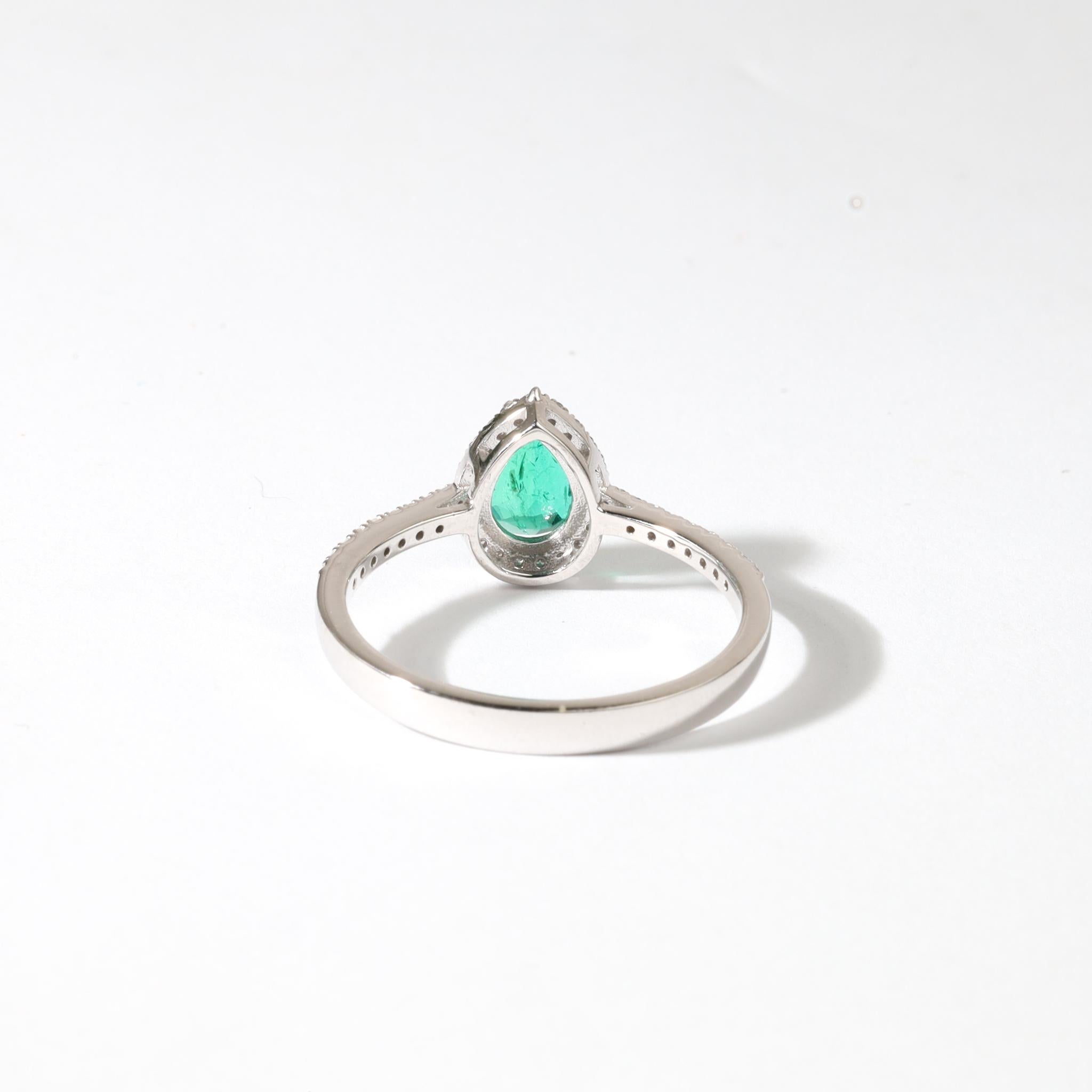 Anillo de compromiso con halo de esmeralda pera de 0,65 ct en oro blanco de 18 quilates con detalles de diamantes Corte pera en venta