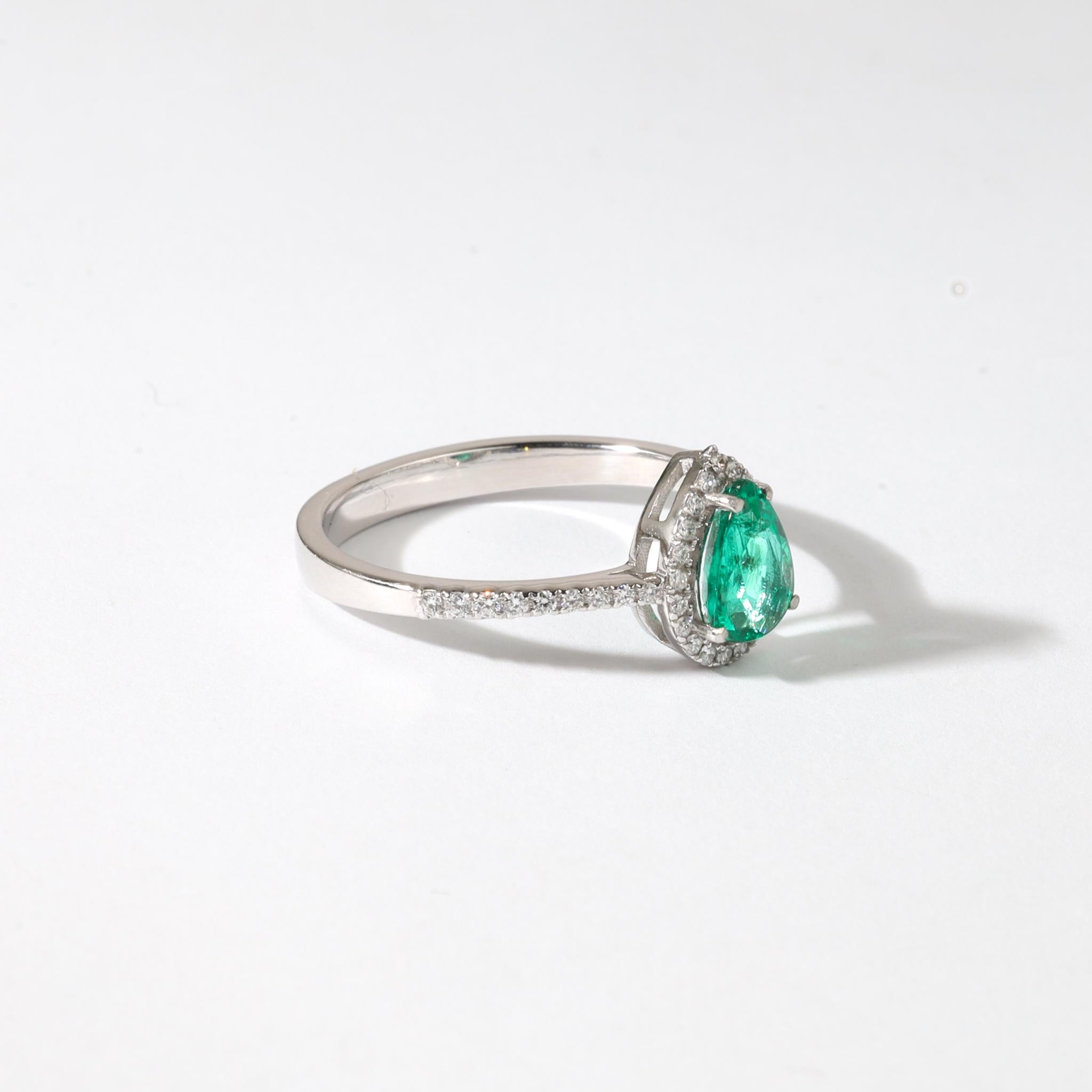 Anillo de compromiso con halo de esmeralda pera de 0,65 ct en oro blanco de 18 quilates con detalles de diamantes en Nuevo estado para la venta en Jaipur, RJ