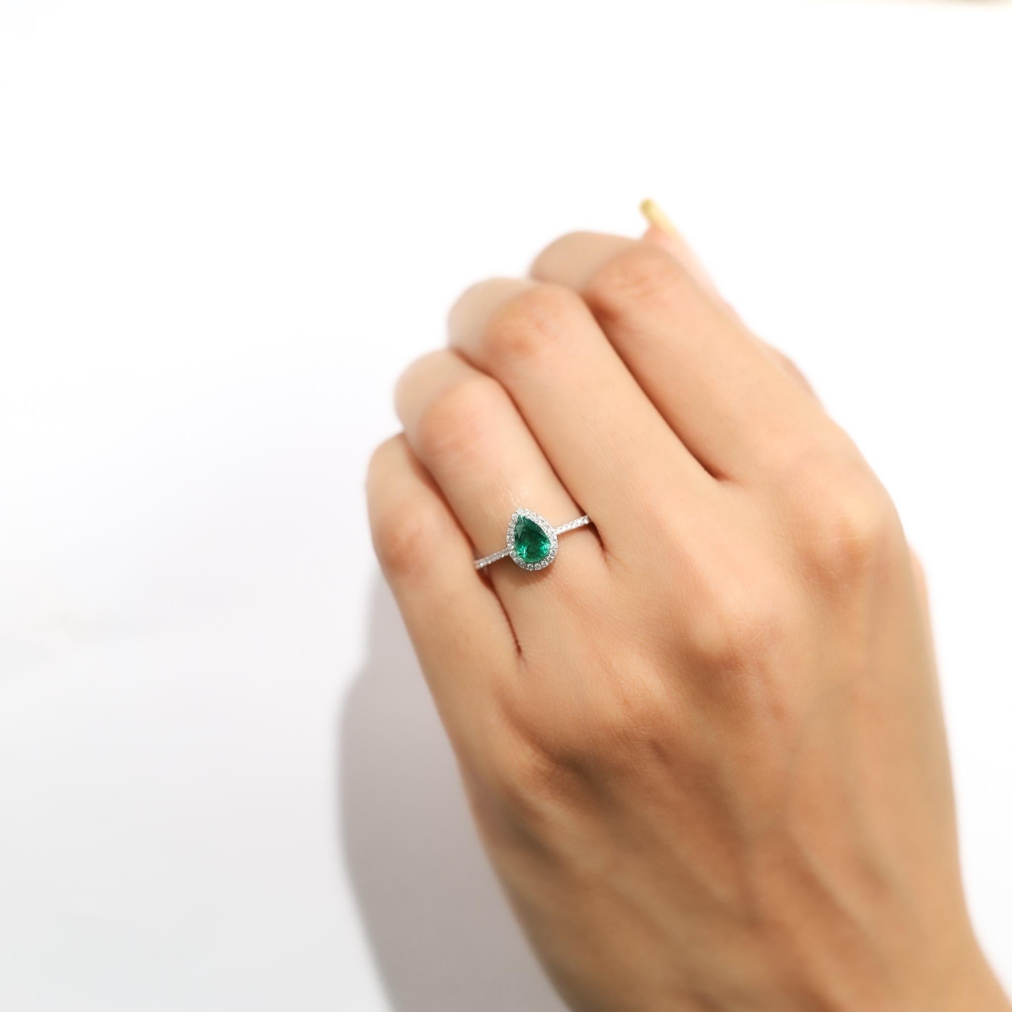 De las mujeres Anillo de compromiso con halo de esmeralda pera de 0,65 ct en oro blanco de 18 quilates con detalles de diamantes en venta