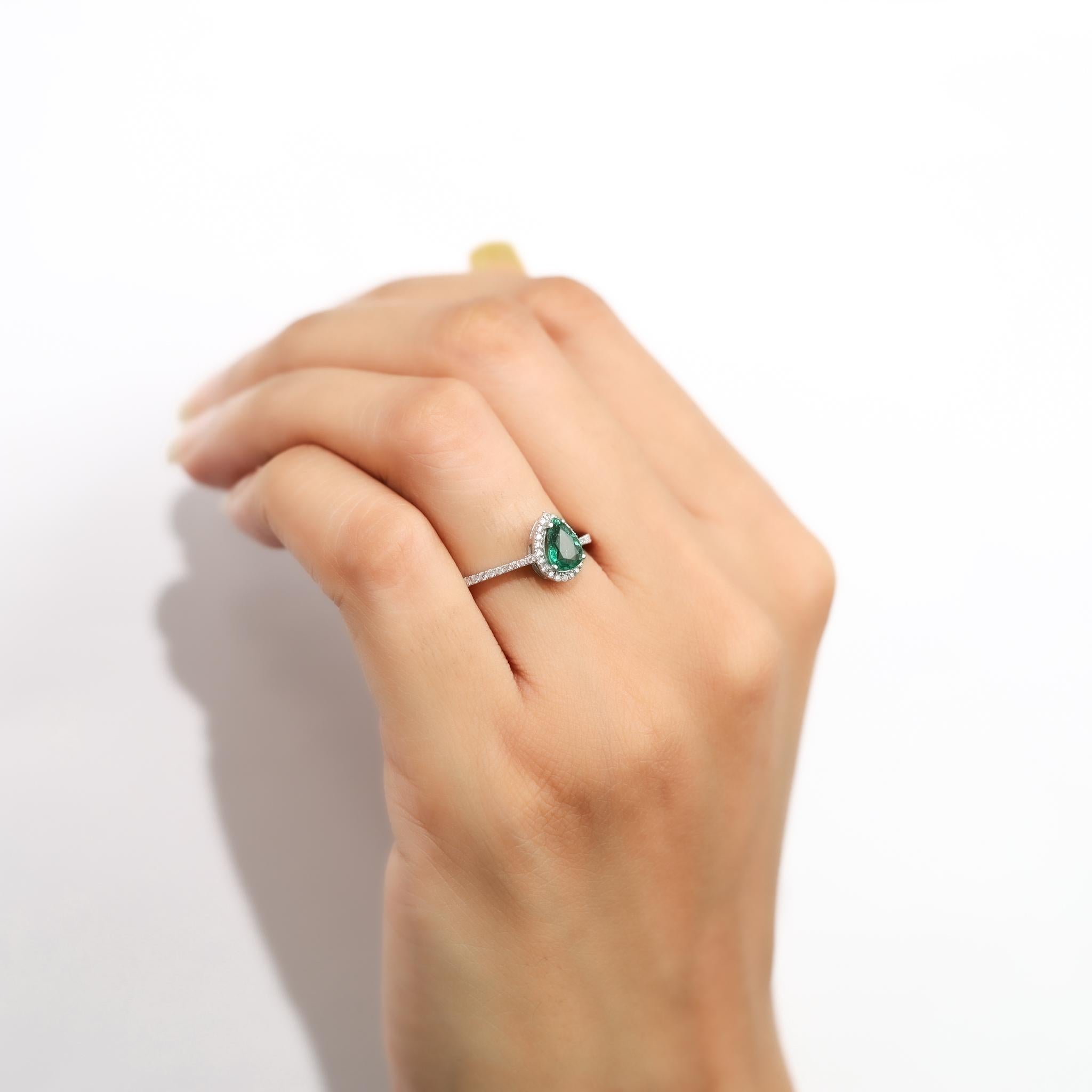Anillo de compromiso con halo de esmeralda pera de 0,65 ct en oro blanco de 18 quilates con detalles de diamantes en venta 1