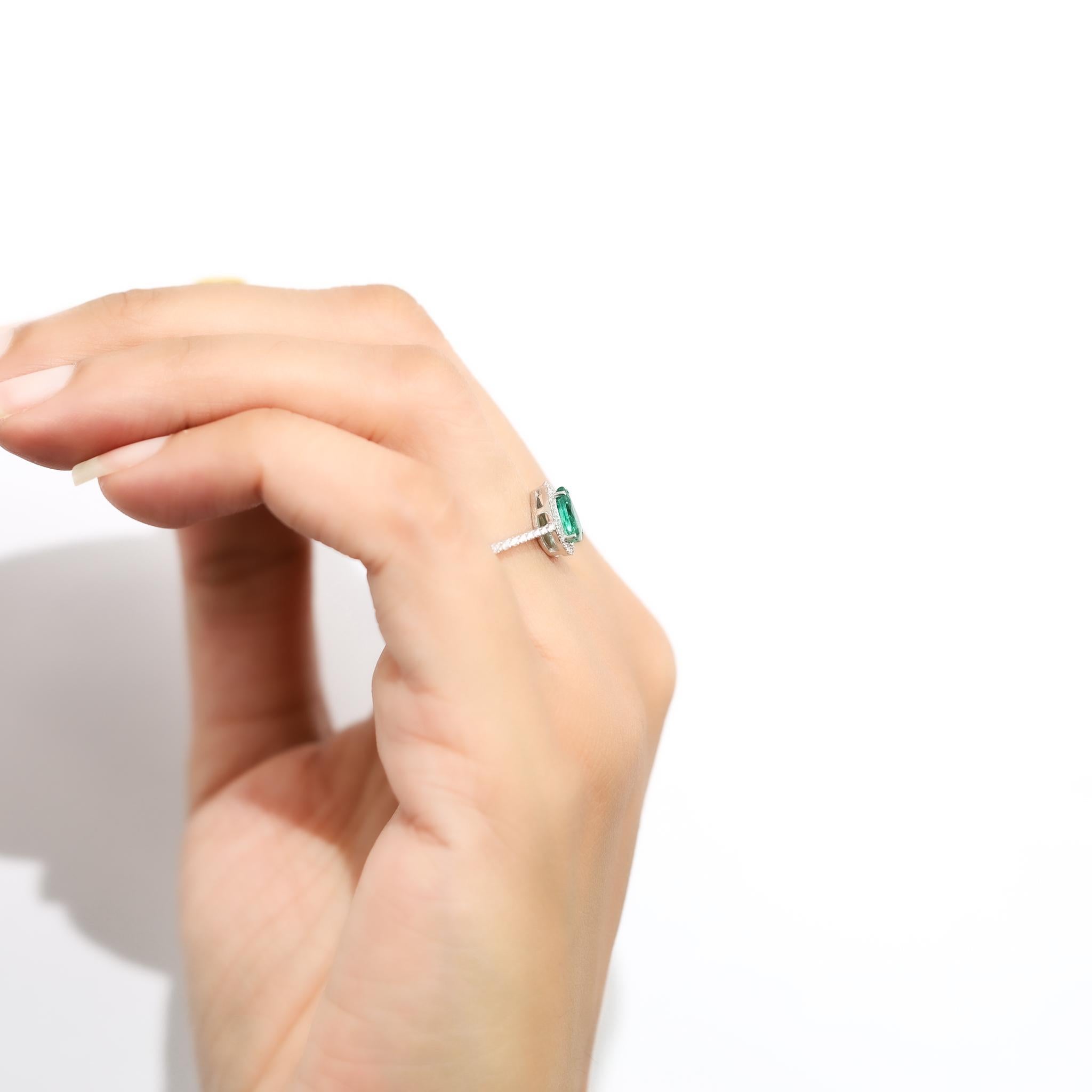 Anillo de compromiso con halo de esmeralda pera de 0,65 ct en oro blanco de 18 quilates con detalles de diamantes en venta 2