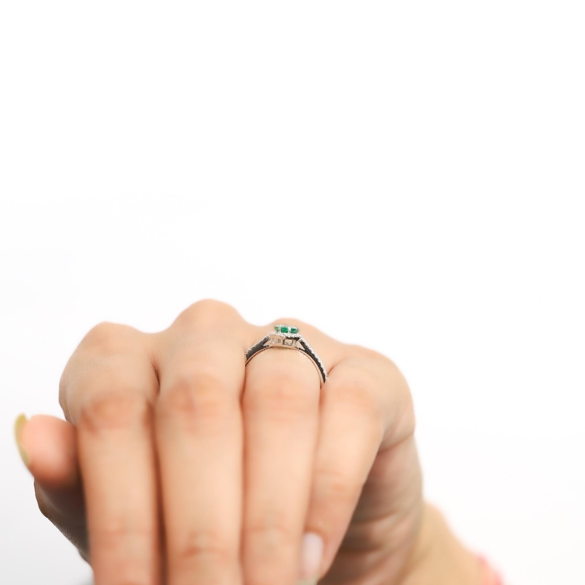 Anillo de compromiso con halo de esmeralda pera de 0,65 ct en oro blanco de 18 quilates con detalles de diamantes en venta 3