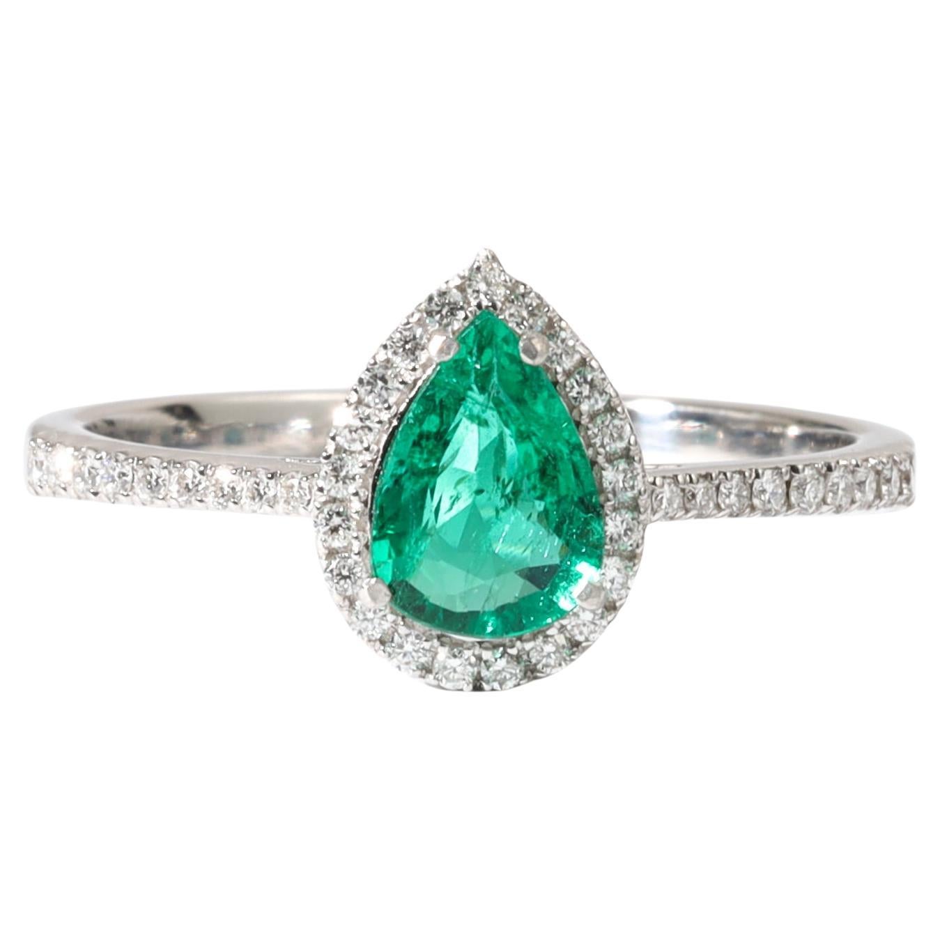 Anillo de compromiso con halo de esmeralda pera de 0,65 ct en oro blanco de 18 quilates con detalles de diamantes en venta