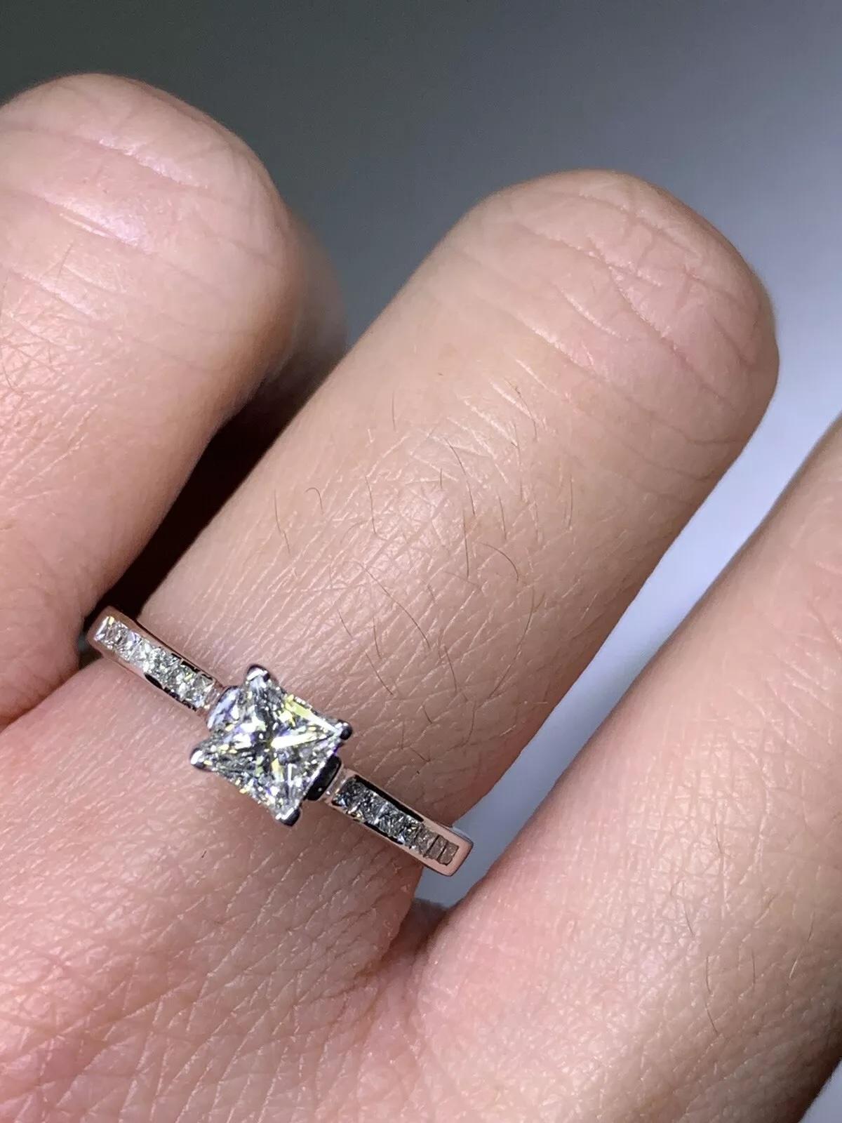 0.65ct Princess Diamond Engagement Ring With Diamond Halo In 18k White Gold.

Classic diamond princess cut diamond engagement ring.

The ring can be resized

Hallmarked.

Center stone 0.40ct G colour VS1 clarity

0.25ct additional diamonds.

Box and