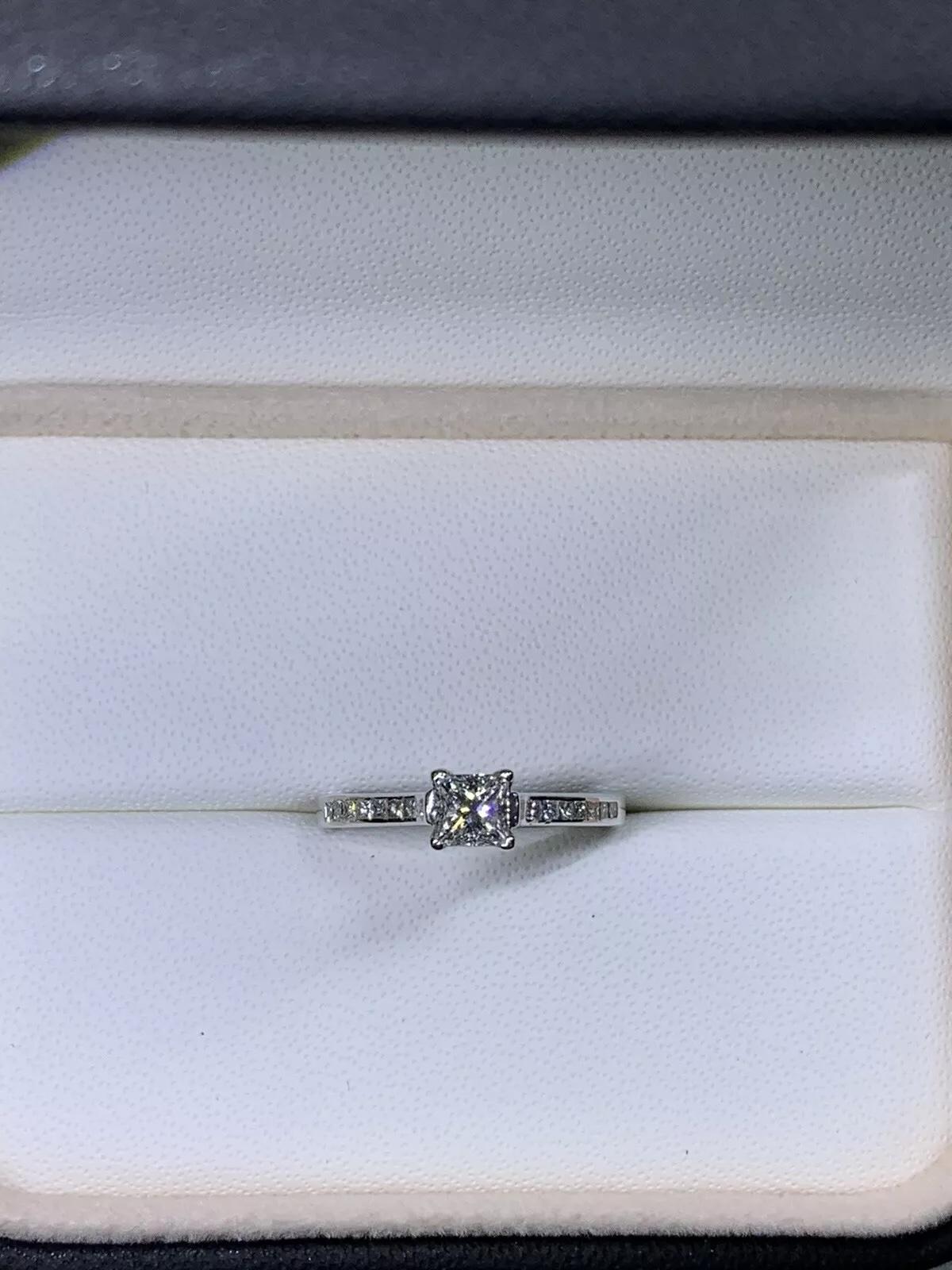 0.65ct Princess Diamond Engagement Ring With Diamond Halo In 18k White Gold. In New Condition For Sale In London, GB