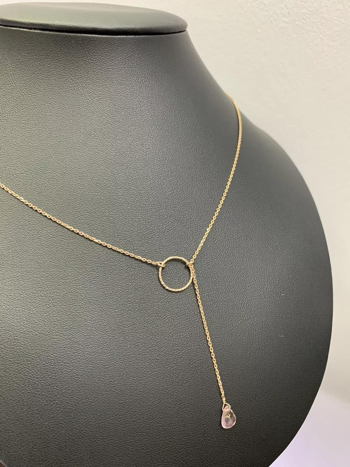 Collana con ciondolo a goccia di quarzo rosa 0,65ct in argento sterling 20n pollici
Collana a catena con gemma di quarzo rosa di forma ovale e allungata in argento
Marchio di garanzia
La catena è lunga 20 pollici ed è regolabile
Catena a goccia