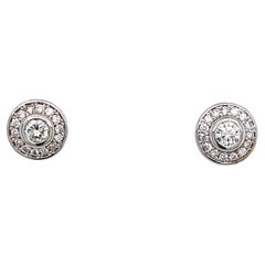 Boucle d'oreille halo en or blanc 18ct avec diamant rond de 0,65ct à taille brillante