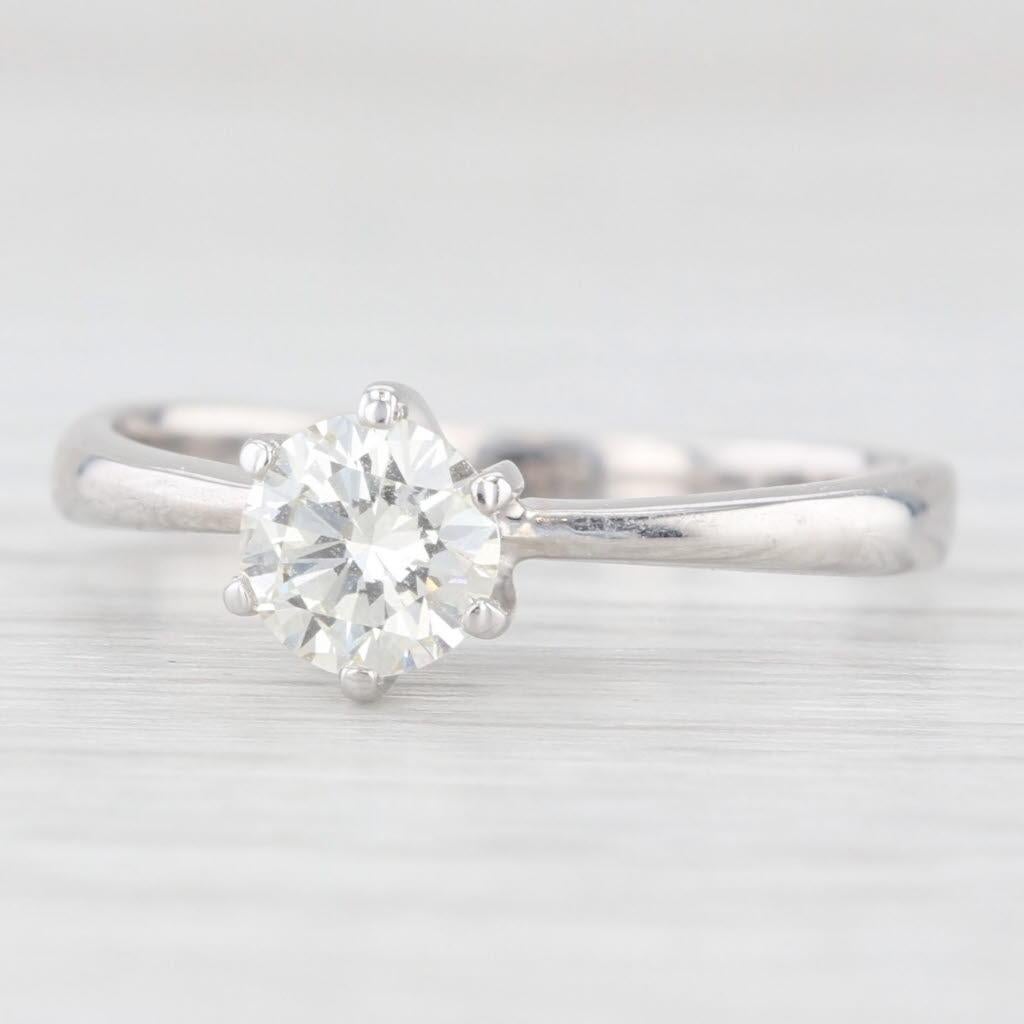 da uomo o donna Anello di fidanzamento solitario con diamante rotondo da 0,65 carati in oro bianco 14k, misura 8,25 in vendita