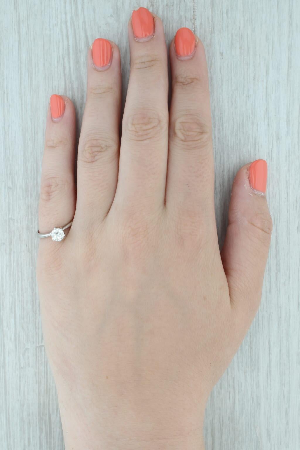 Anello di fidanzamento solitario con diamante rotondo da 0,65 carati in oro bianco 14k, misura 8,25 in vendita 3
