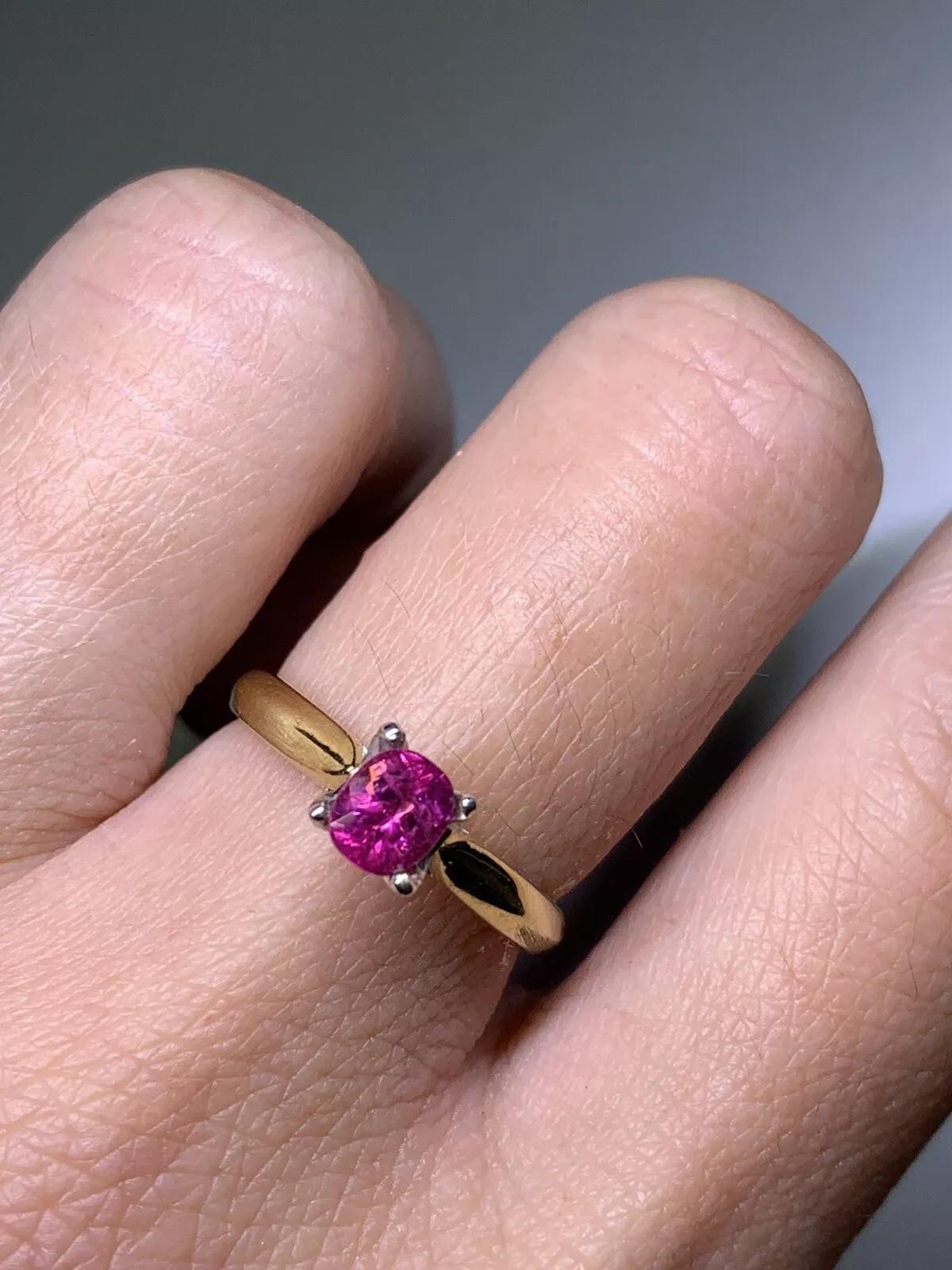 Este impresionante Anillo de Compromiso Solitario de Rubí de Birmania de 0,65 ct está fabricado en oro amarillo de 18 ct de alta calidad, por lo que es una elección perfecta para una ocasión especial como un compromiso. El anillo presenta un bonito