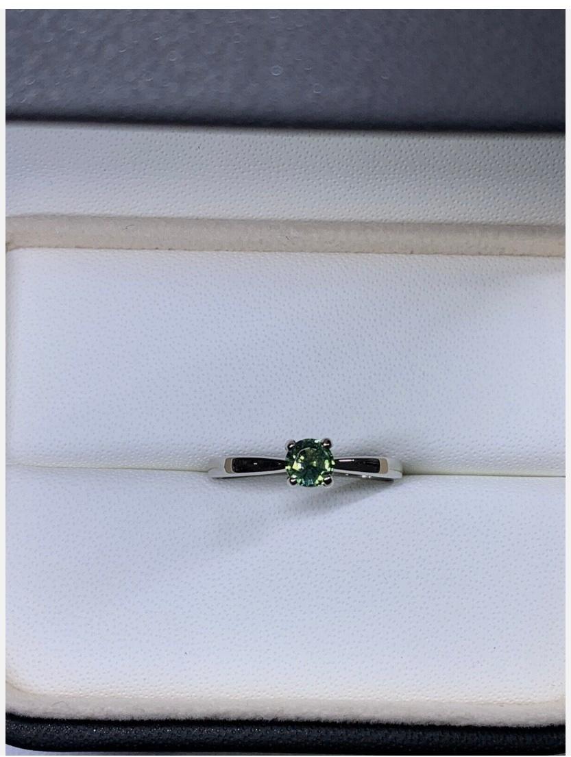 0.65ct Teal Sapphire Solitaire Engagement Ring In 18ct White Gold
Teal sapphire gemstone solitaire ring in 18ct white gold, natural gemstone round cut plain band.
The ring can be resized.
Box and valuation included.
Hallmarked.
Elevate your