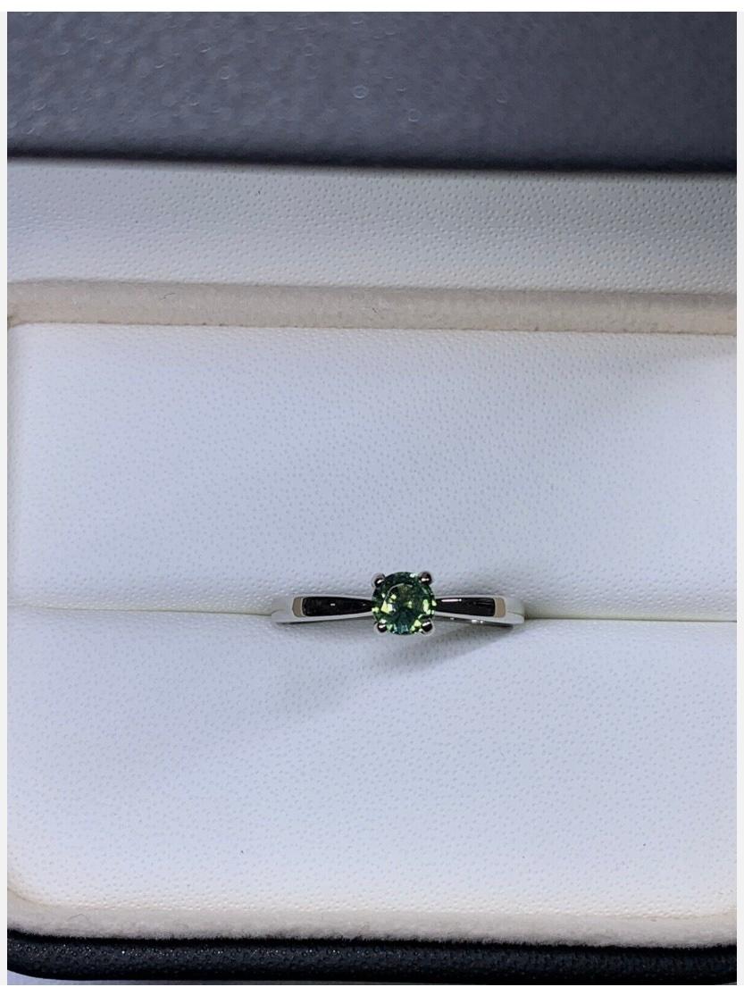 Bague de fiançailles solitaire en or blanc 18 carats avec saphir sarcelle de 0,65 carat
Bague solitaire en or blanc 18 carats, saphir sarcelle, pierre naturelle ronde, anneau uni.
La bague peut être redimensionnée.
Boîte et évaluation