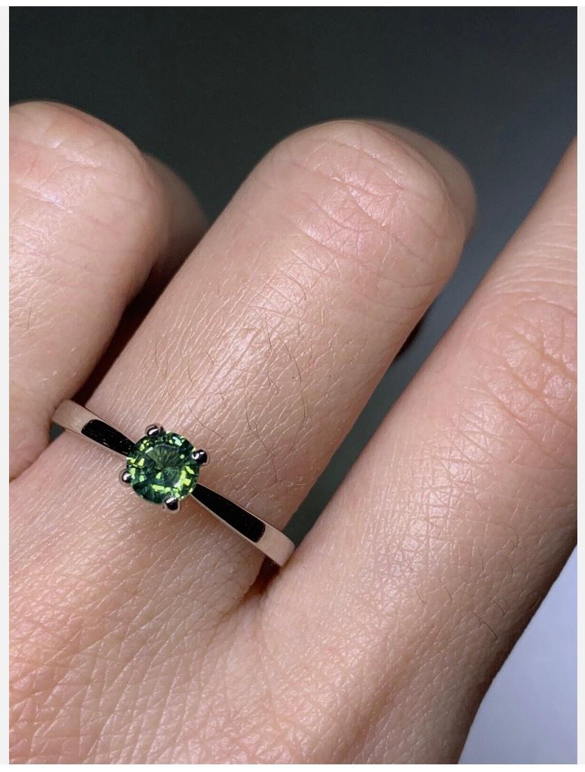 Moderne Bague de fiançailles solitaire en or blanc 18 carats avec saphir sarcelle de 0,65 carat en vente