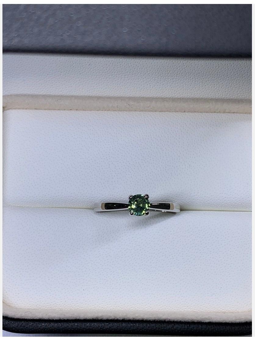 Taille ronde Bague de fiançailles solitaire en or blanc 18 carats avec saphir sarcelle de 0,65 carat en vente