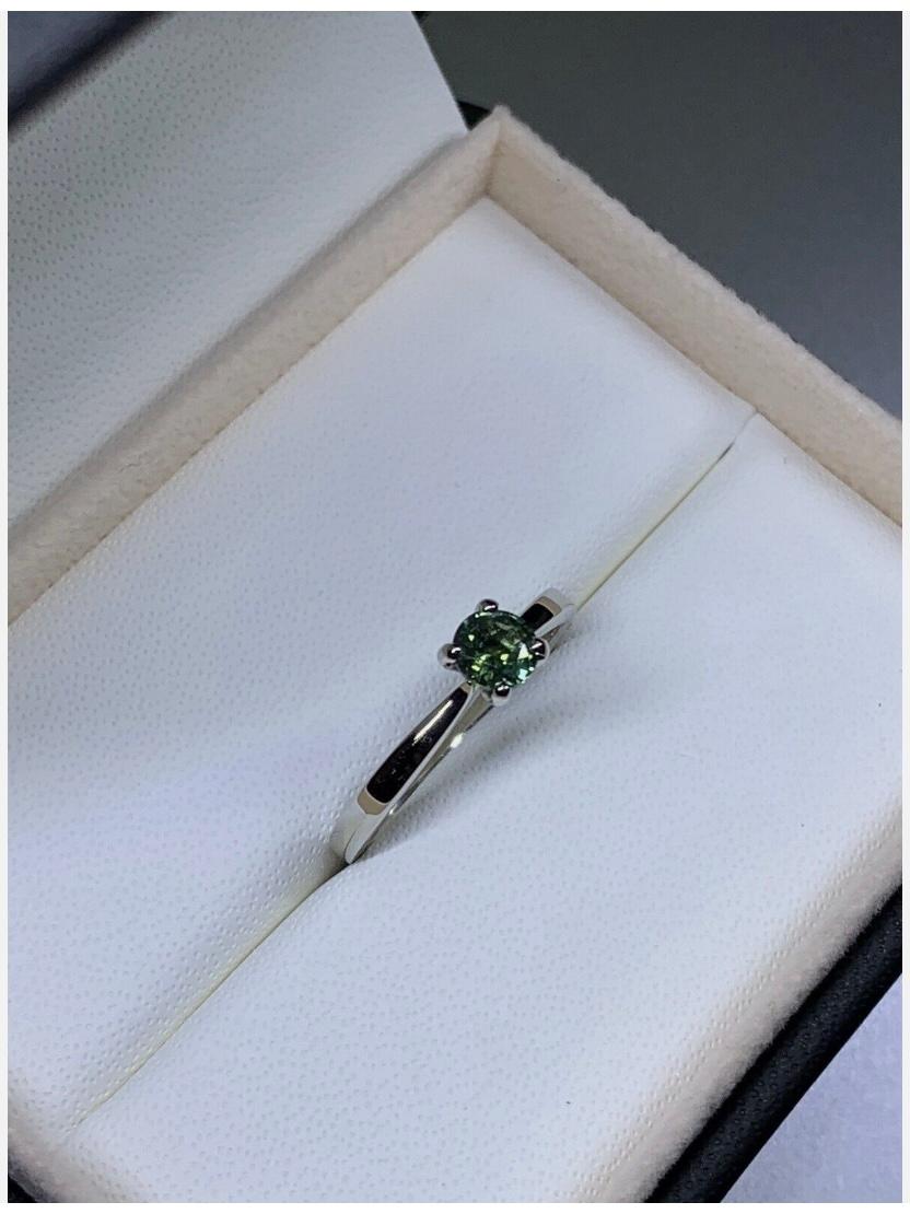Bague de fiançailles solitaire en or blanc 18 carats avec saphir sarcelle de 0,65 carat Pour femmes en vente