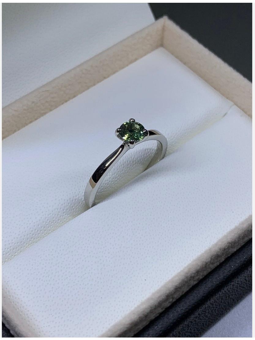 Bague de fiançailles solitaire en or blanc 18 carats avec saphir sarcelle de 0,65 carat en vente 1
