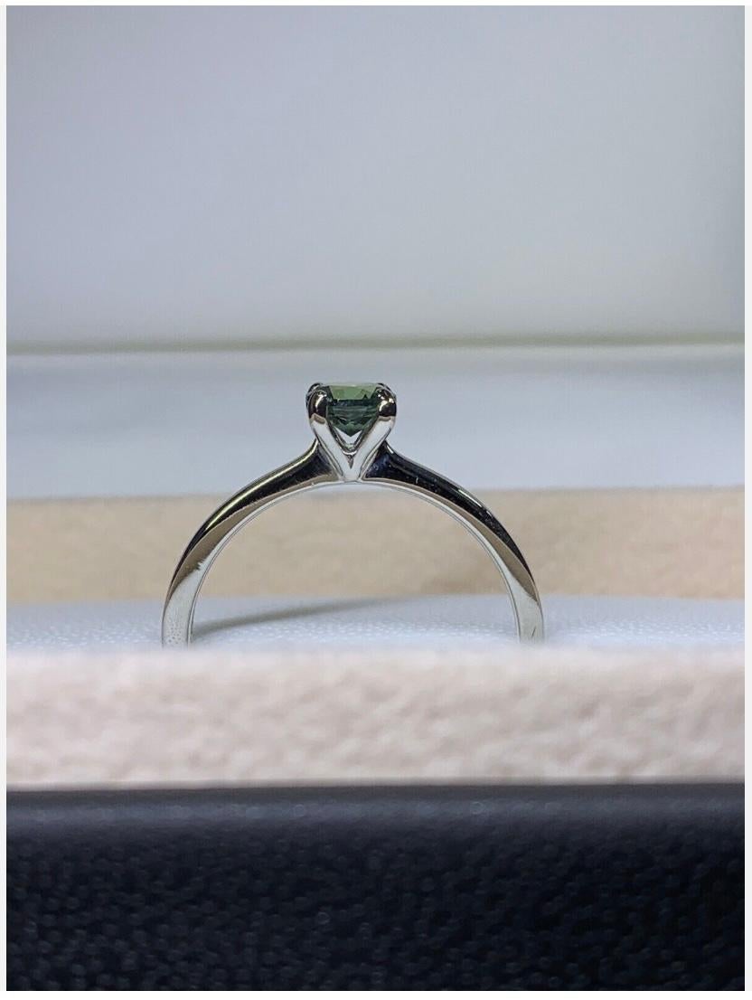 Bague de fiançailles solitaire en or blanc 18 carats avec saphir sarcelle de 0,65 carat en vente 2