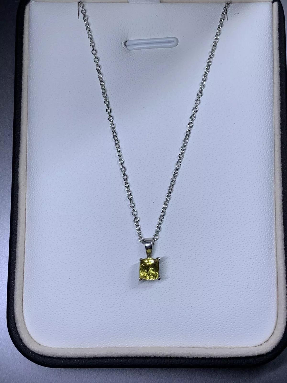 Pendentif saphir jaune 0,65 carat en or blanc 18 carats.

Magnifique collier pendentif en or blanc 18 carats composé de saphir jaune vif naturel non traité.

Saphir jaune poids total 0,65ct

Poinçonné

Longueur de 16 pouces

Boîte et évaluation