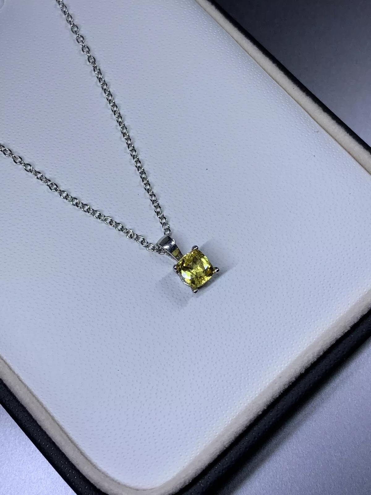 Taille coussin Pendentif saphir jaune 0,65 carat en or blanc 18 carats. en vente