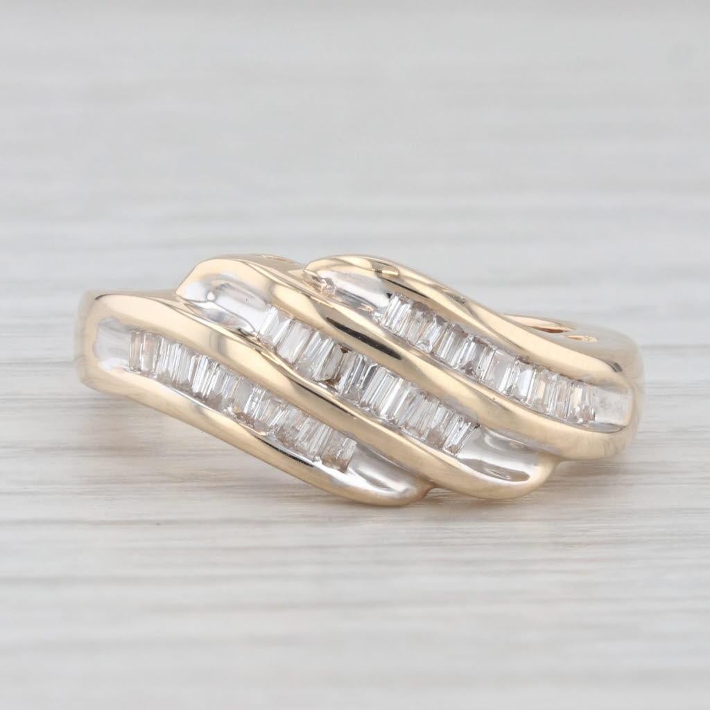 Taglio baguette Anello bypass con baguette da 0,65 carati in oro giallo 14k, misura 7,25 in vendita
