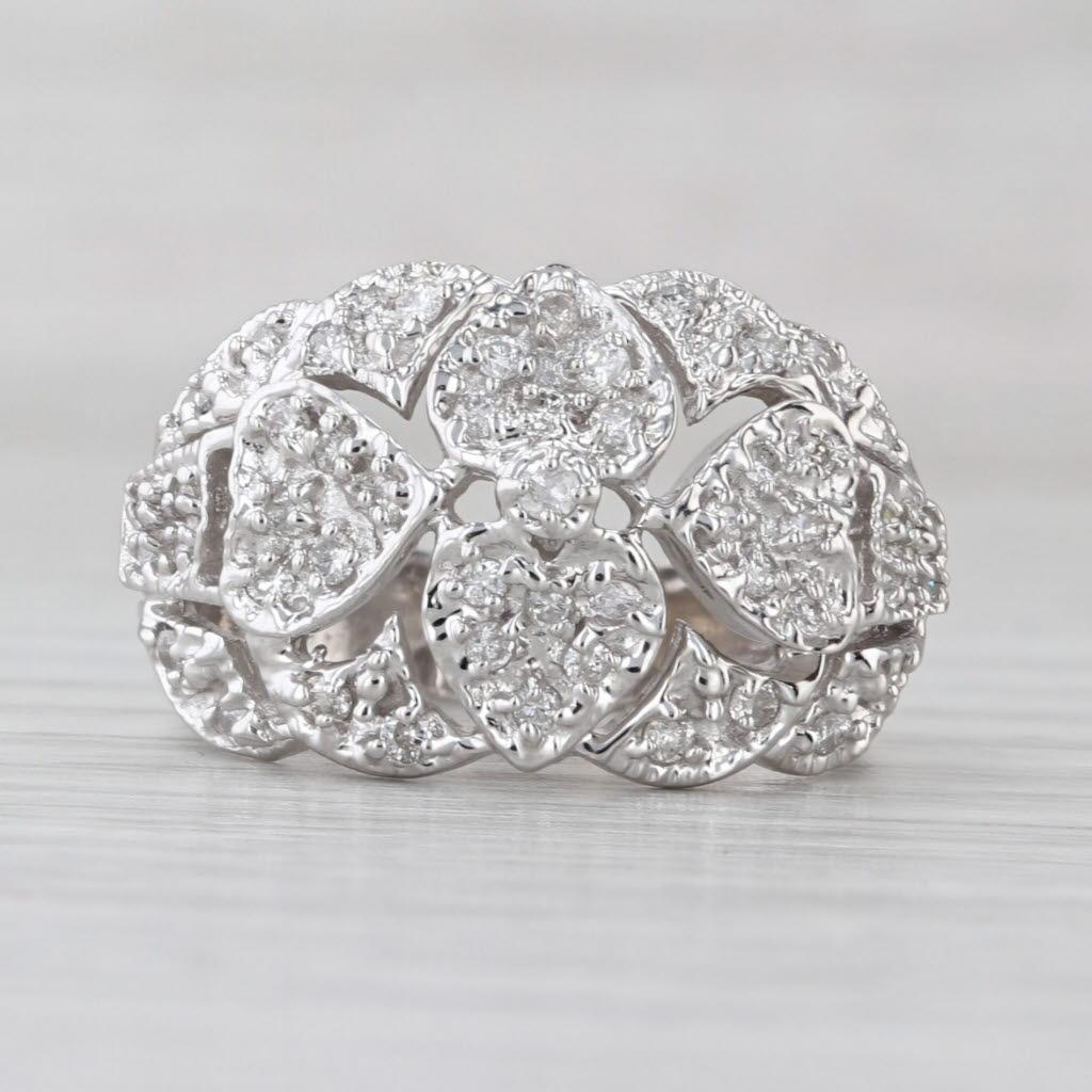 0.65ctw Anillo Corazones Racimo de Diamantes Oro Blanco 14k Talla 6 Cocktail en Bueno estado para la venta en McLeansville, NC