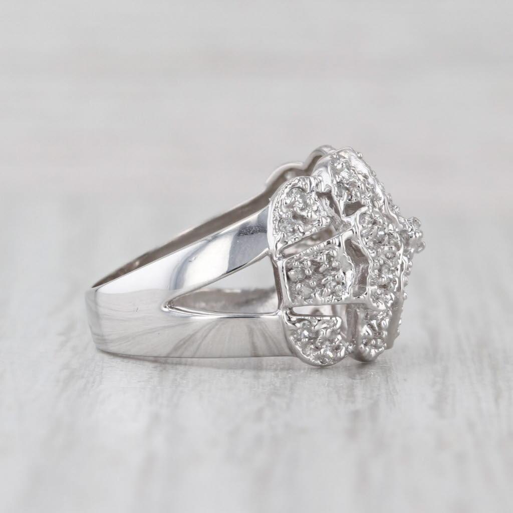 Femenino o masculino 0.65ctw Anillo Corazones Racimo de Diamantes Oro Blanco 14k Talla 6 Cocktail en venta